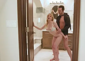 Lỡ chuyến tàu, tôi ngủ nhờ nhà em đồng nghiệp và em ấy mặc đồ ngủ khiến tôi…