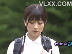 Thanh niên tranh thủ móc cô bé eny văn phòng ngủ gục ở rạp phim