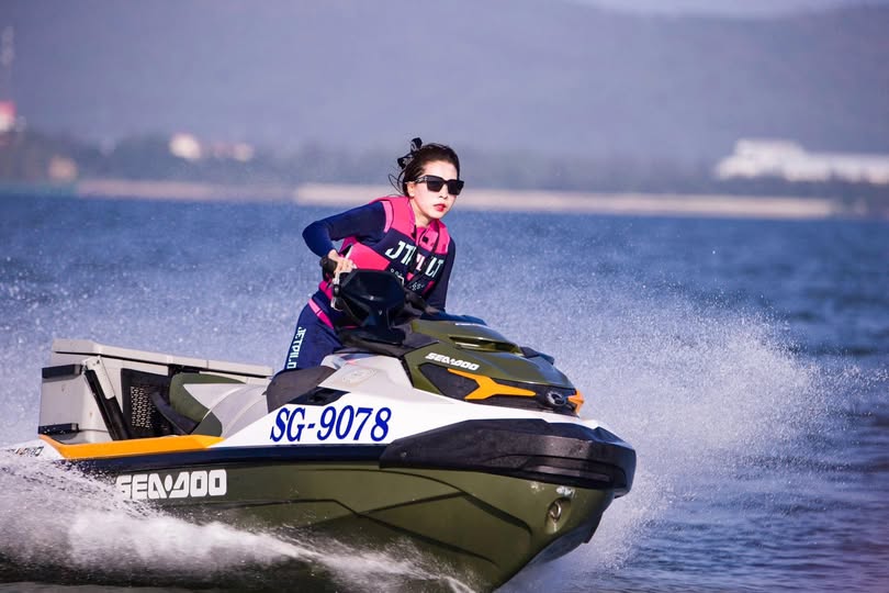 [Ông. [Gầy khỉ] Nhút nhát và đáng yêu, miễn cưỡng nhưng hiếu khách, đào bới và liếm, cô em gái đã khô ráo...